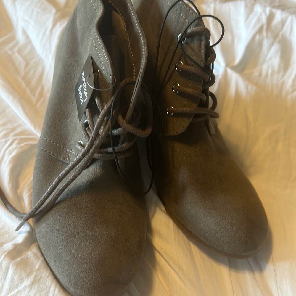 Brand new shoes Arizona Jean CO memory foam shoes